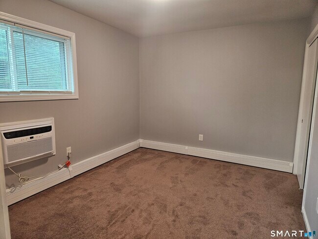 Building Photo - 1401 Farmington Ave