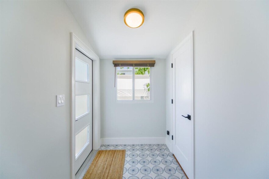 Building Photo - 810 81st St