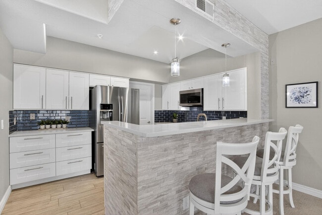 Building Photo - 7401 W Arrowhead Clubhouse Dr