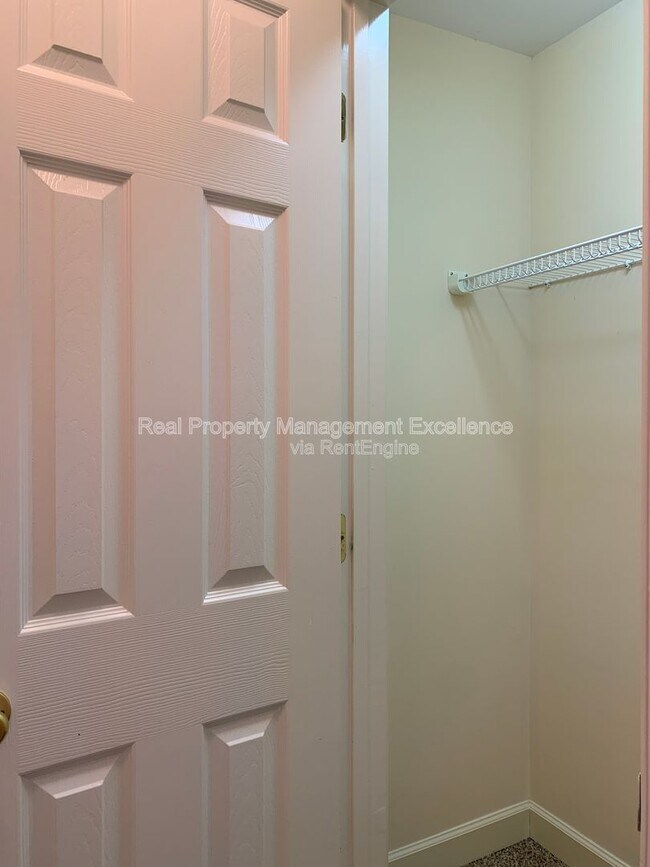 Building Photo - 411 Hogan Woods Cir