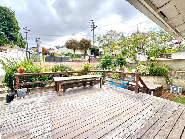 Building Photo - Huge Oak Park Home! 4bd/2.5ba house with incredible yard w/ VIEWS + spa, A/C, garage, W/D!