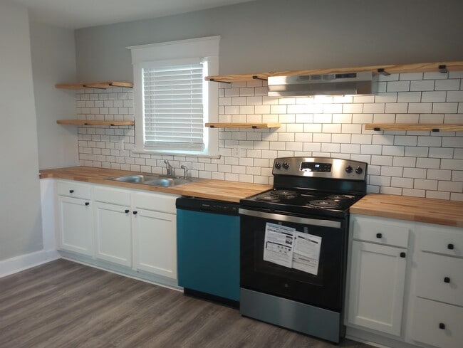 Building Photo - 218 N Hickory St