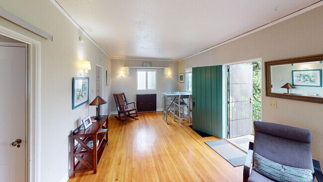 Building Photo - Furnished One Bedroom Available at Granada Court!