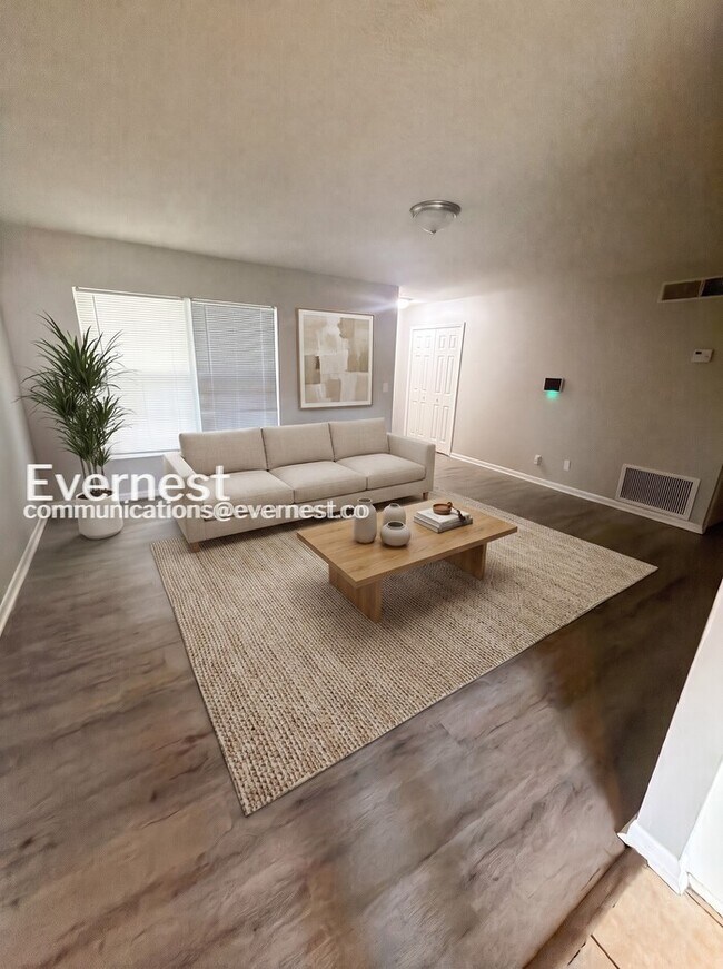 Building Photo - 3 Bed, 2 Bath Home with Garage / Pet-Friendly / Coming Soon!