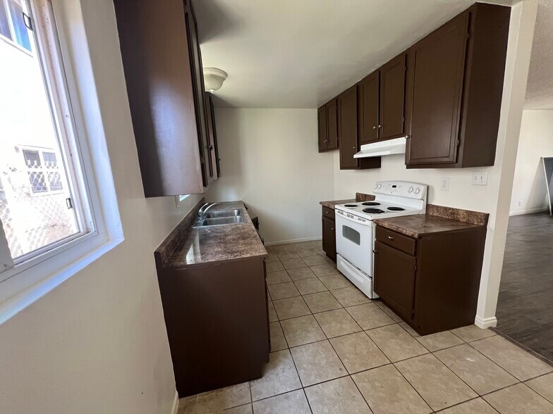 Building Photo - 420 E Pleasant Valley Rd