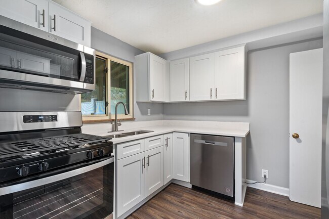 Building Photo - 448 Jacobson Dr