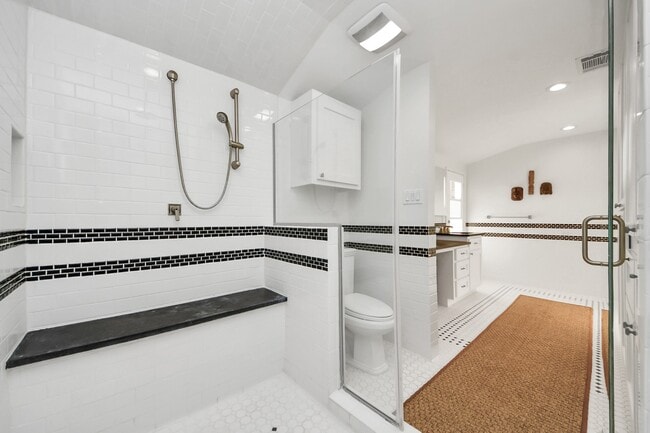 Building Photo - 411 Venice St