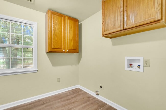 Building Photo - Charming 2 bedroom 1 bathroom home availab...