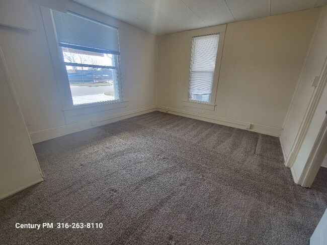 Building Photo - 321 S Osage St