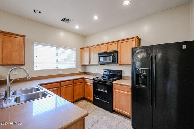 Building Photo - 2646 S Southwind Dr