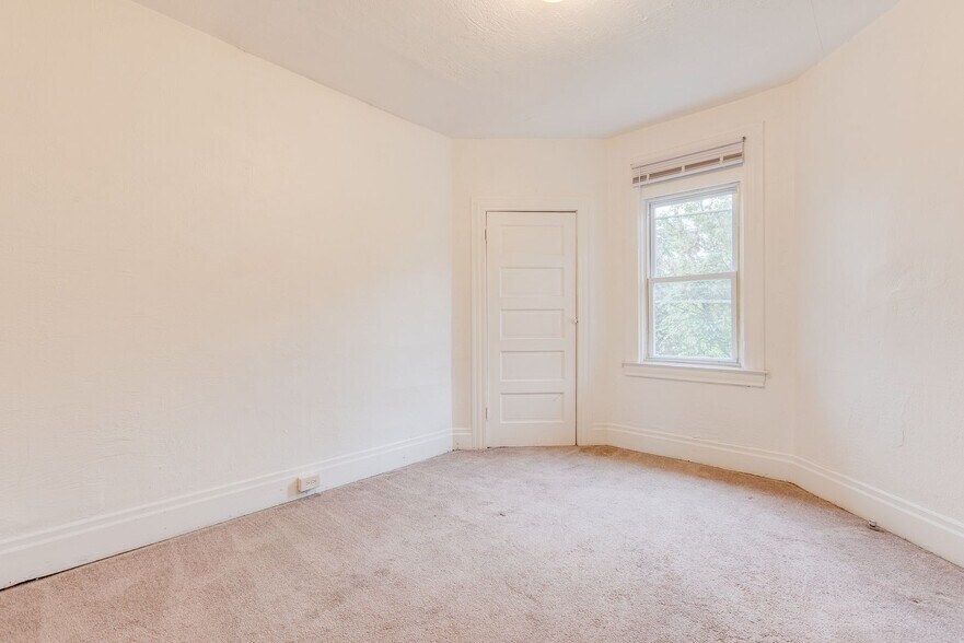 Building Photo - 405 Edgemont St