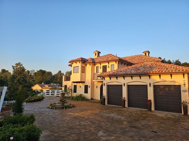 Building Photo - Exquisite 5-Bedroom Luxury Pool Home with ...