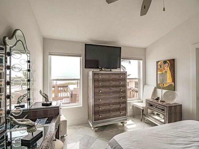 Building Photo - 12936 Jimmy Buffett Mem Hwy