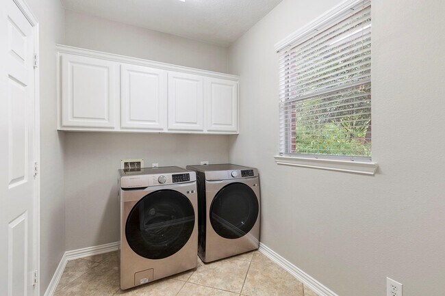 Building Photo - 6 Hithervale Ct