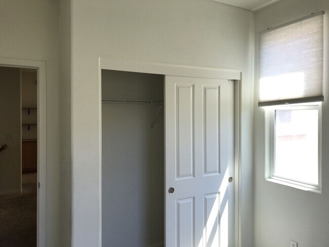 Building Photo - Beautiful East Davis home available Septem...