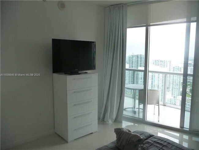 Building Photo - 465 Brickell Ave