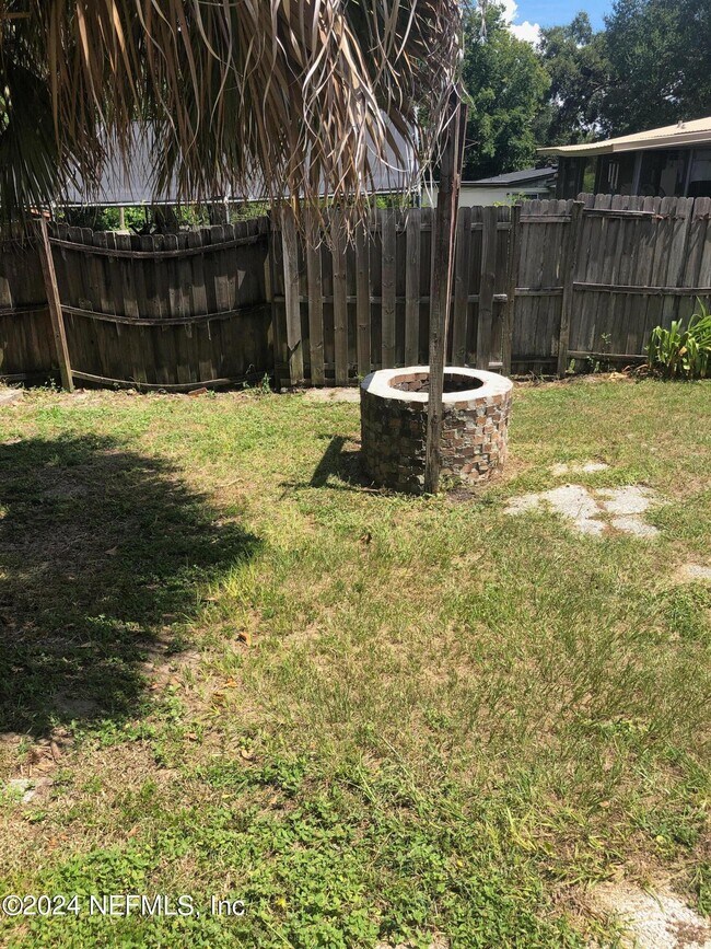 Building Photo - 421 Parkwood Dr