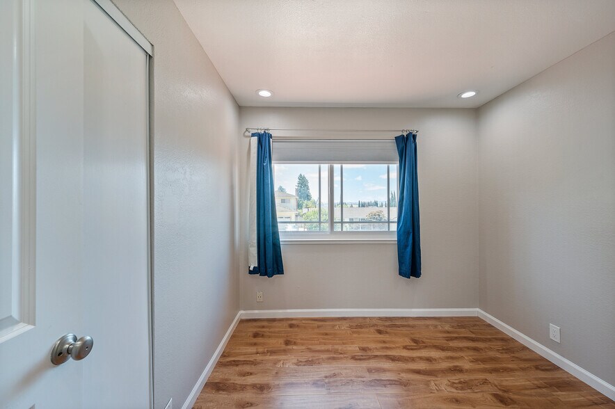 Building Photo - 3661 Slopeview Dr