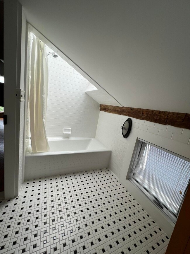 Building Photo - 310 2nd St