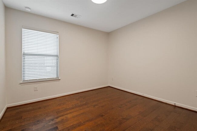 Building Photo - 16422 Sheffield Run Dr