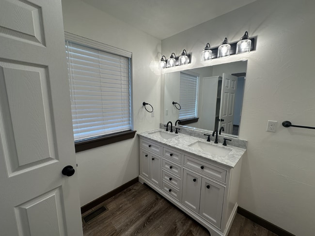 Building Photo - 3 Bed | 2 Bath Twin Bridges Home with Attached Garage