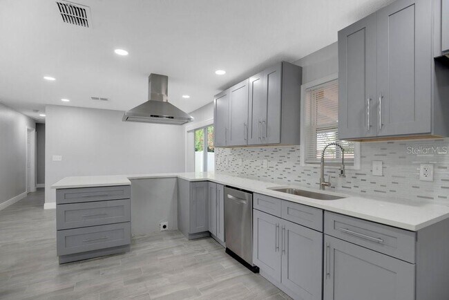 Building Photo - 2115 Messina Ave