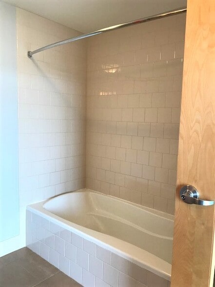 Master Bath tub - 1221 SW 10th Ave