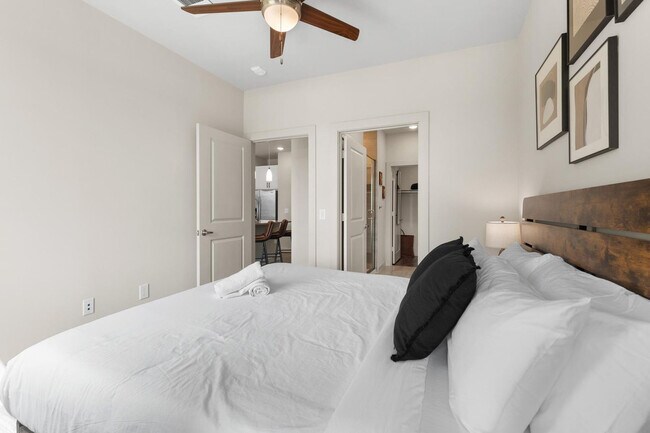 Building Photo - 5820 1/2 Cameron Road-SI FL4-ID1303396P