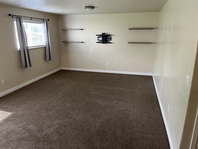 Building Photo - 262 1660 W