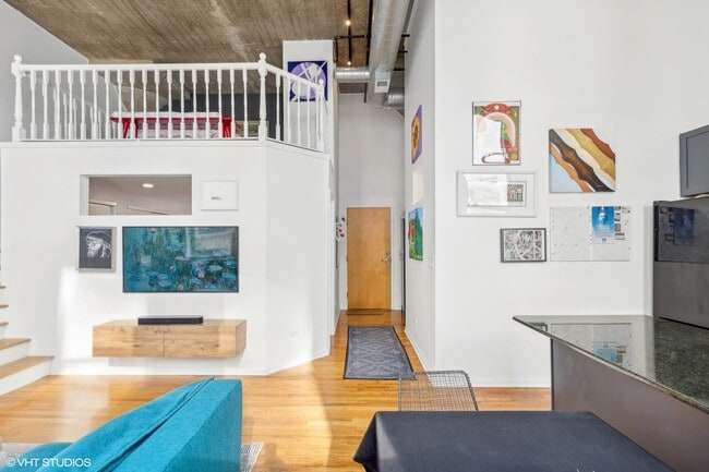 Building Photo - 758 N Larrabee St