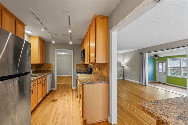 Building Photo - 1073 Ivy Rd