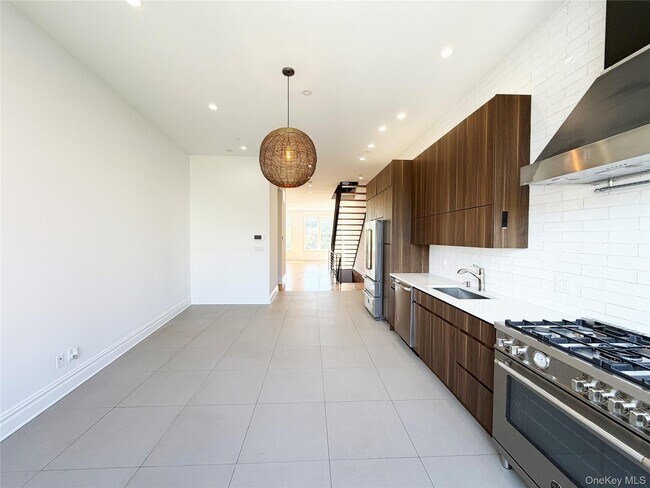 Building Photo - 333 Tompkins Ave