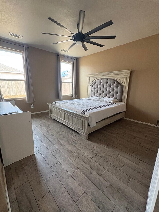 Building Photo - 2027 Ebbets Dr