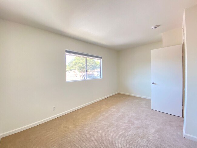 Building Photo - 637 Beverly Pl