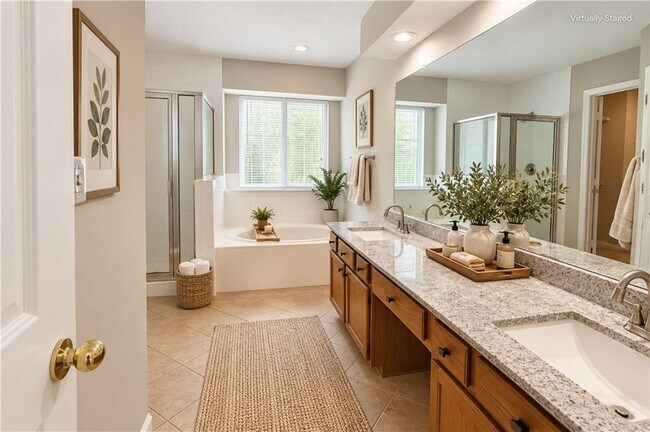 Building Photo - 10950 Pinehigh Dr
