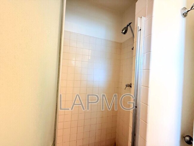 Building Photo - 16457 Gledhill St