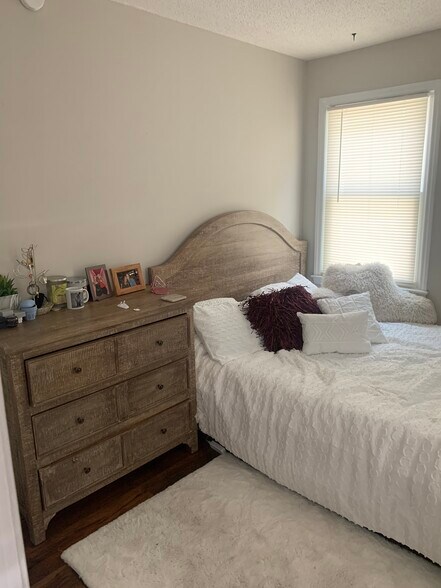 Building Photo - 1843 Devine Street