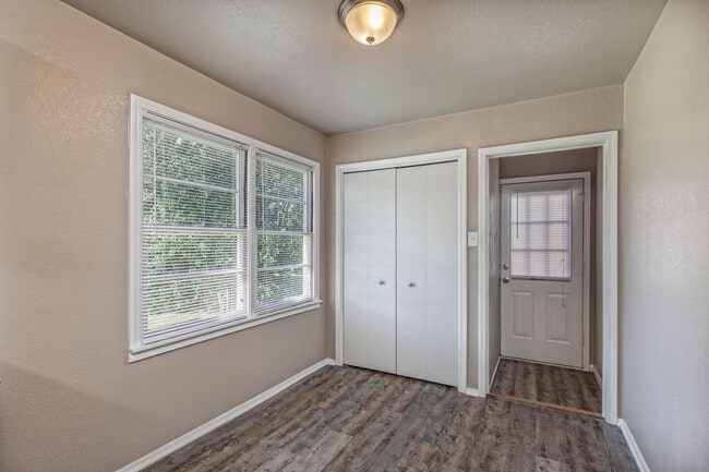 Building Photo - 1910 S 47th St