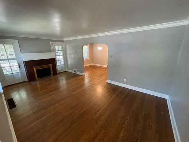 Building Photo - Charming 3 bedroom, 1.5 bathroom home in I...