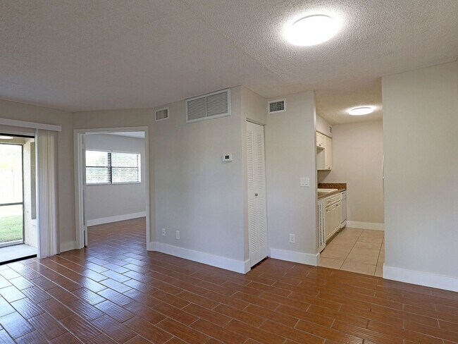Building Photo - $250 OFF FIRST MONTH RENT!! Affordable & Newly Remodeled 1-Bedroom in the Heart of Fort Myers!