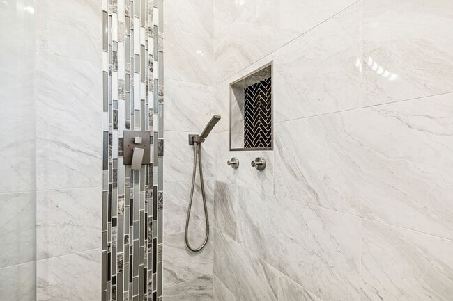 Building Photo - Hampton Townhouse-Move in Quick