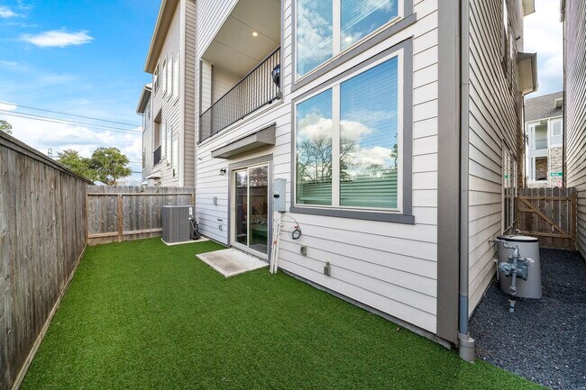 Building Photo - 11008 Mikula Dr