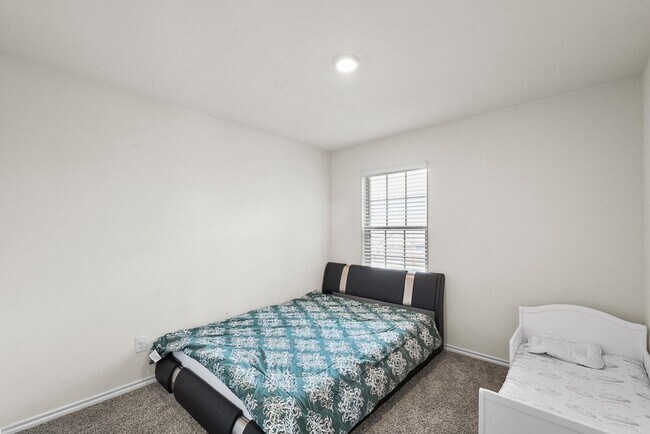 Building Photo - 205 FieldTrail Ln
