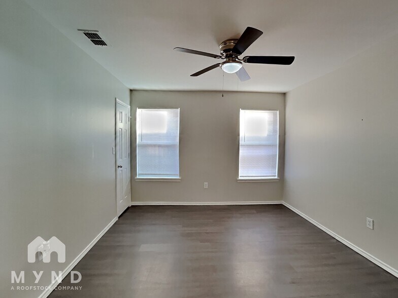 Building Photo - 528 N Brentwood Ave