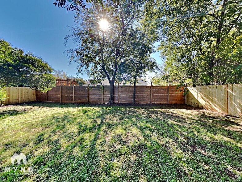 Building Photo - 3737 Longmeadow Way