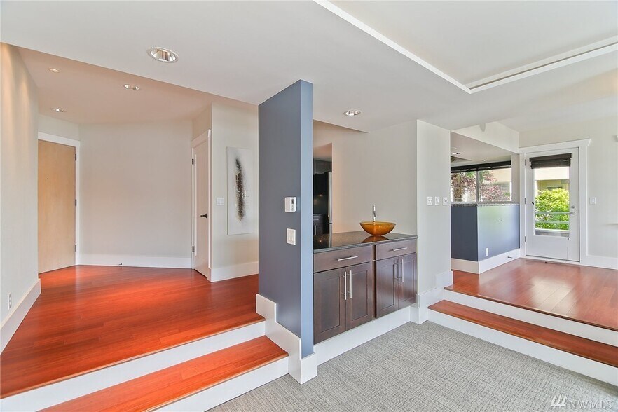Entry2 - 1740 Aurora Ave N