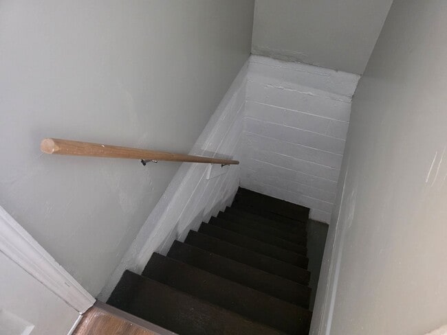 Building Photo - 8 W Chestnut Hill Rd