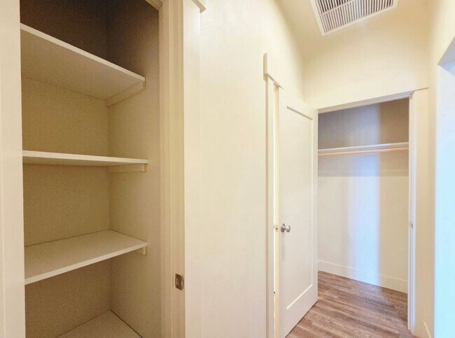 Building Photo - 1704/1706 Danny Boy Ln. Duplex