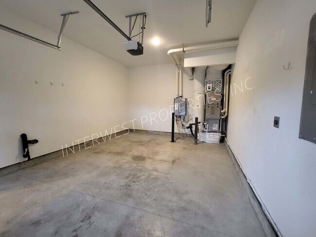 Building Photo - 4 bd 3.5ba dream home in the heart of the Woodlawn District w/Washer/Dryer, Garage & Gas Fireplace!