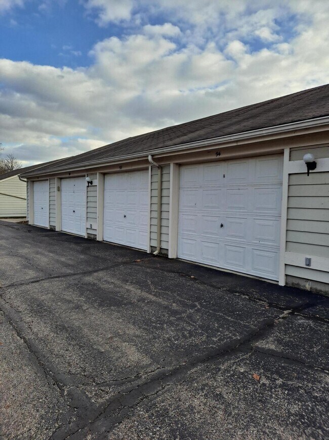 Building Photo - 6729 Meadow Creek Dr